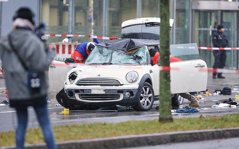 Auto fährt in München in Menschenmenge am 13.02.2025 - Foto: über dts Nachrichtenagentur