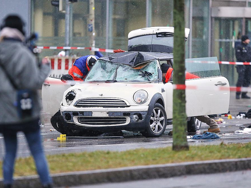 Auto fährt in München in Menschenmenge am 13.02.2025 - Foto: über dts Nachrichtenagentur