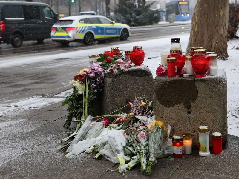 Stilles Gedenken am Tatort.  - Foto: Daniel Löb/dpa