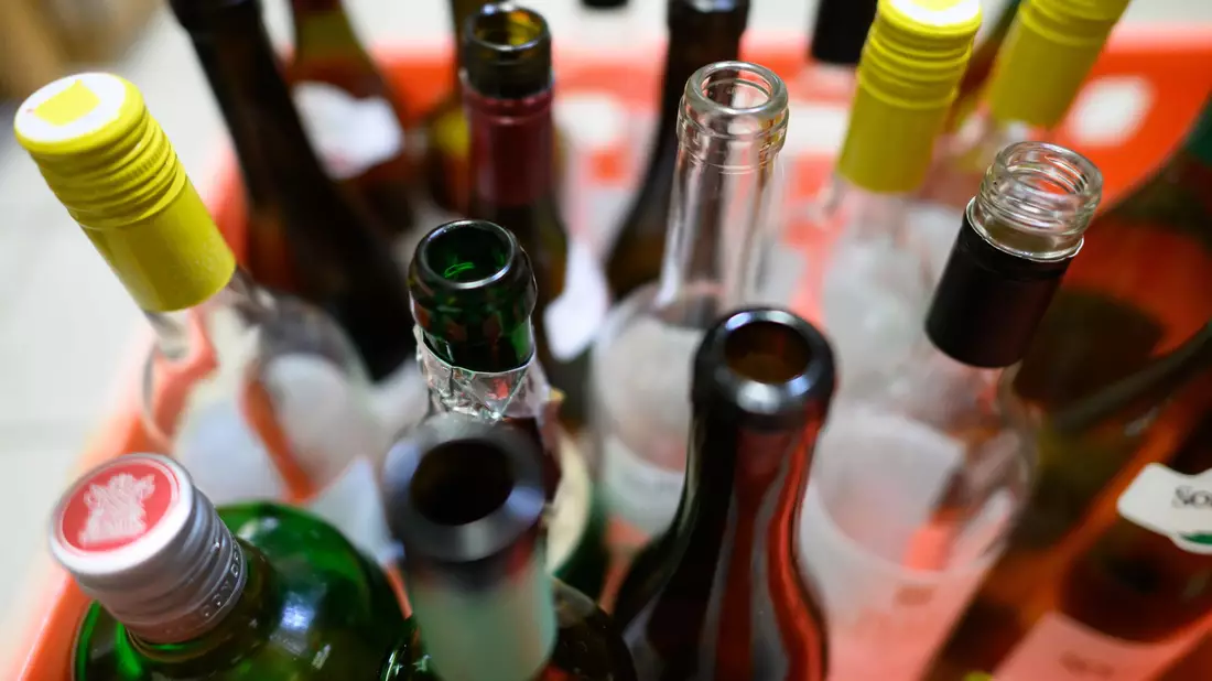 Die WHO Europa rät zu Krebs-Warnhinweisen auf alkoholischen Getränken. (Illustration) - Bild: Robert Michael/dpa
