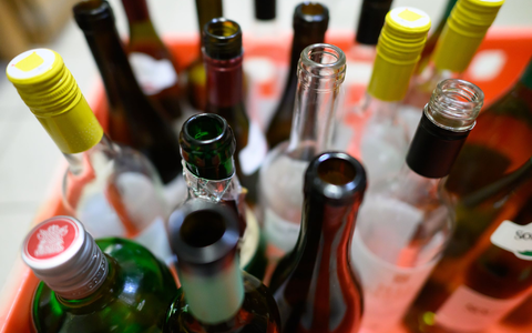 Die WHO Europa rät zu Krebs-Warnhinweisen auf alkoholischen Getränken. (Illustration) - Foto: Robert Michael/dpa