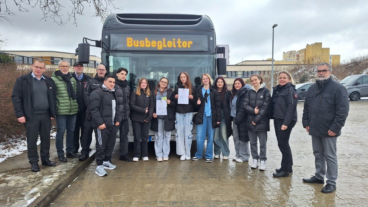 POL-WOB: Ausbildung zu Busbegleitern - Zertfikate überreicht - Foto: presseportal.de