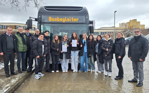 POL-WOB: Ausbildung zu Busbegleitern - Zertfikate überreicht - Foto: presseportal.de
