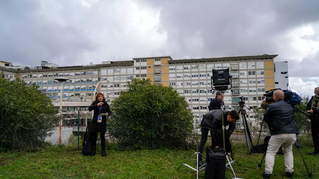 Vor der römischen Klinik finden sich bereits einige Kamerateams ein. - Bild: Gregorio Borgia/AP/dpa