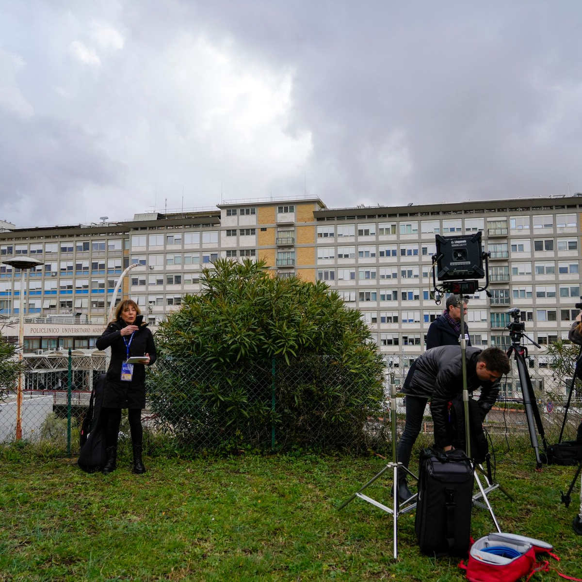 Vor der römischen Klinik finden sich bereits einige Kamerateams ein. - Foto: Gregorio Borgia/AP/dpa
