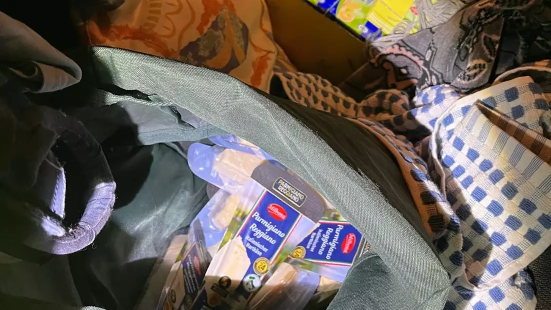 POL-D: Wersten - Strategische Fahndung führt zum Erfolg - Fahrzeugkontrolle deckt mutmaßlichen Lebensmitteldiebstahl auf - Zwei Messer, Machete und Bolzenschneider sichergestellt - Bild: presseportal.de