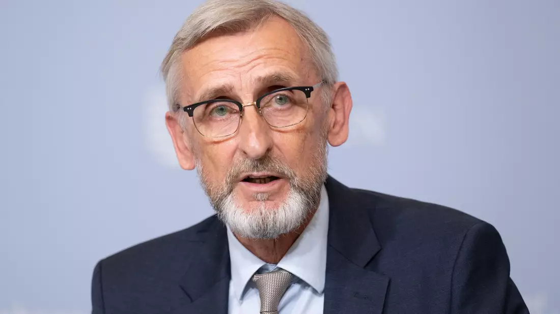 Sachsens Innenminister Armin Schuster (CDU) meint, eine geschäftsführende Regierung sollte keine weitreichenden Entscheidungen treffen. Dazu zählt er auch die Aufnahme gefährdeter Menschen aus Afghanistan. (Archivfoto) - Bild: Sebastian Kahnert/dpa