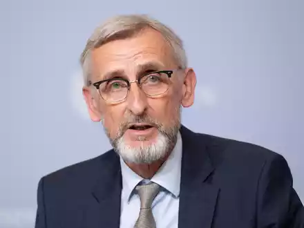 Innenminister Armin Schuster lehnt nach AfD-Einstufung anlasslose Gesinnungsprüfung für Beamte mit AfD-Mitgliedschaft ab. (Archivbild) - Foto: Sebastian Kahnert/dpa