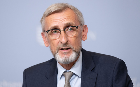 Innenminister Armin Schuster lehnt nach AfD-Einstufung anlasslose Gesinnungsprüfung für Beamte mit AfD-Mitgliedschaft ab. (Archivbild) - Foto: Sebastian Kahnert/dpa