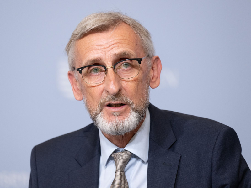 Sachsens Innenminister Armin Schuster (CDU) meint, eine geschäftsführende Regierung sollte keine weitreichenden Entscheidungen treffen. Dazu zählt er auch die Aufnahme gefährdeter Menschen aus Afghanistan. (Archivbild) - Foto: Sebastian Kahnert/dpa