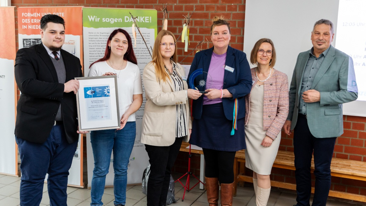 POL-BS: Berufsbildende Schulen 1 des Landkreises Gifhorn mit Zivilcouragepreis der Polizeidirektion Braunschweig 2024 gewürdigt - Foto: presseportal.de