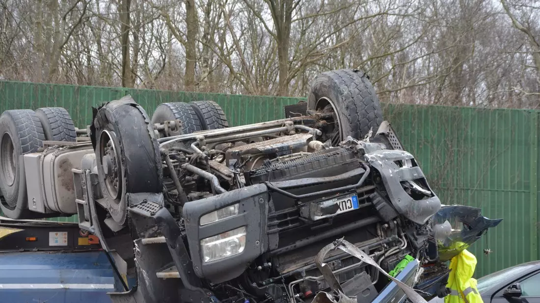 POL-CUX: Unfall auf der A27 mit Vollsperrung - weitere Informationen - Bild: presseportal.de