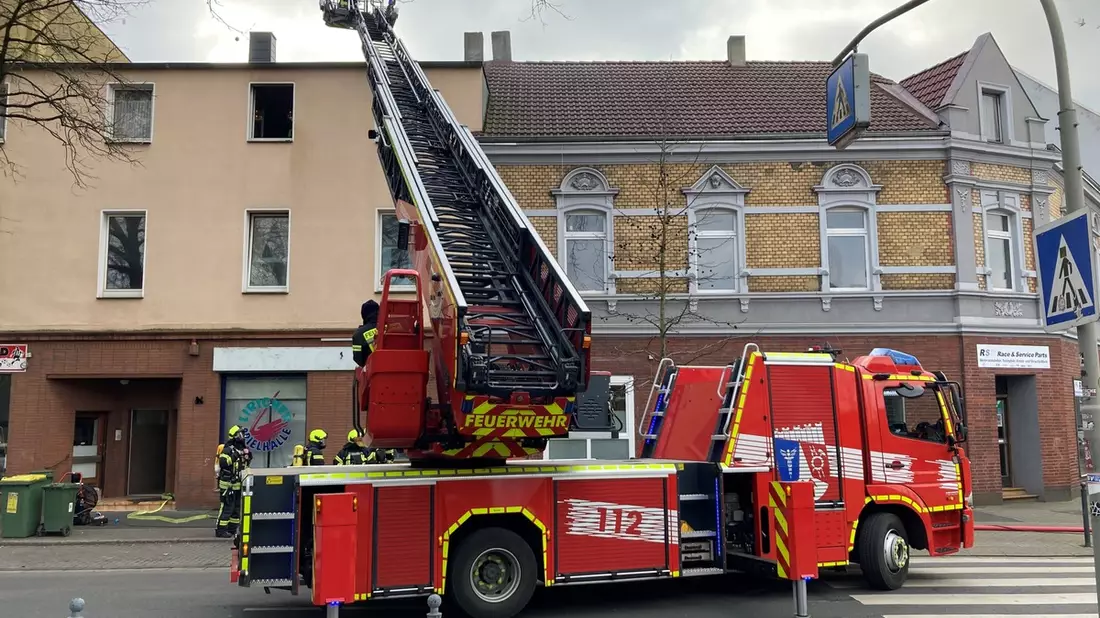 FW-OB: Brandrauch dringt aus Wohnungsfenster / Anwohner melden Feuer in Oberhausen Lirich - Bild: presseportal.de