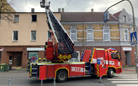 FW-OB: Brandrauch dringt aus Wohnungsfenster / Anwohner melden Feuer in Oberhausen Lirich - Foto: presseportal.de FW-OB: Brandrauch dringt aus Wohnungsfenster / Anwohner melden Feuer in Oberhausen Lirich - Foto: presseportal.de