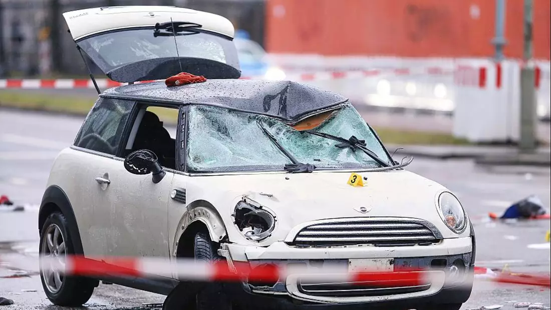 Auto fährt in München in Menschenmenge am 13.02.2025 - Bild: über dts Nachrichtenagentur