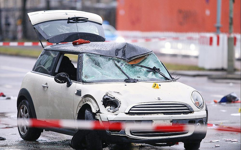 Auto fährt in München in Menschenmenge am 13.02.2025 - Foto: über dts Nachrichtenagentur