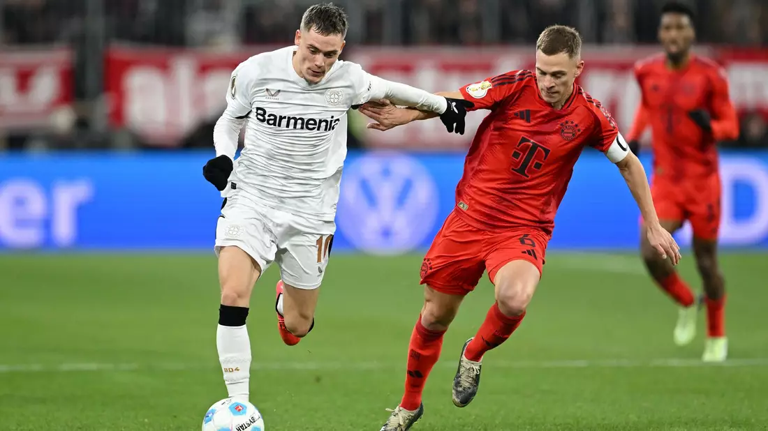 Am Samstag Gegner - irgendwann auch gemeinsam im Verein? Leverkusens Florian Wirtz (l) und Bayerns Joshua Kimmich. - Bild: Sven Hoppe/dpa