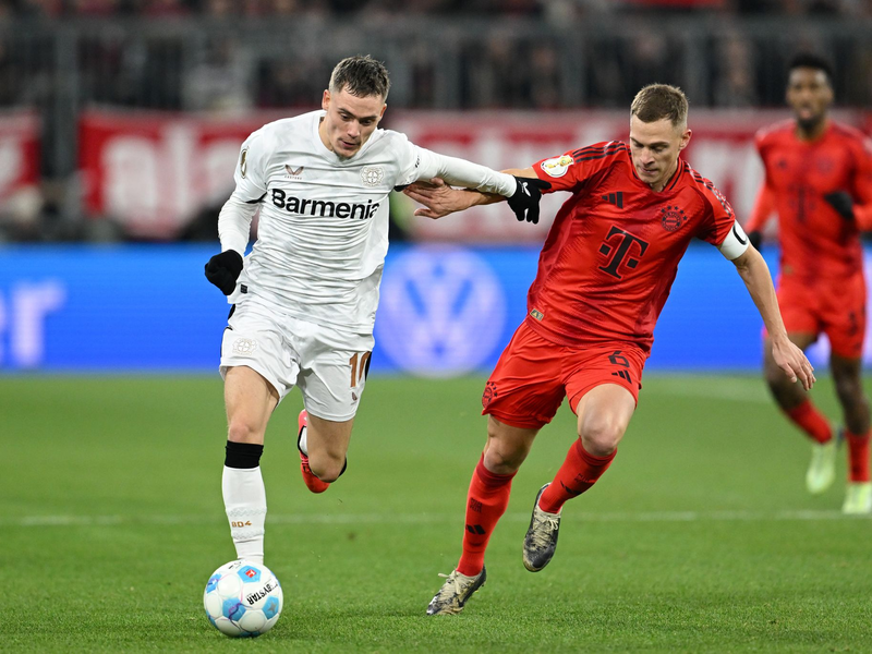 Am Samstag Gegner - irgendwann auch gemeinsam im Verein? Leverkusens Florian Wirtz (l) und Bayerns Joshua Kimmich. - Foto: Sven Hoppe/dpa