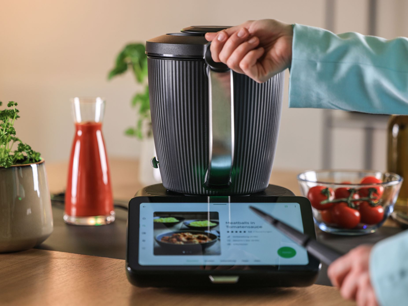 Der neue Thermomix TM7 soll ab April geliefert werden. - Foto: Oliver Berg/dpa