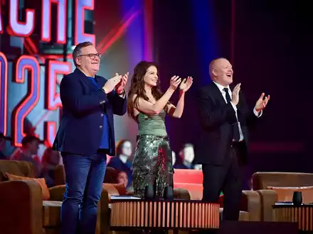 Die Jury ist begeistert - und Stefan Raab macht den deutschen ESC-Fans Hoffnung, das nun alles besser wird. - Foto: -/RTL/dpa