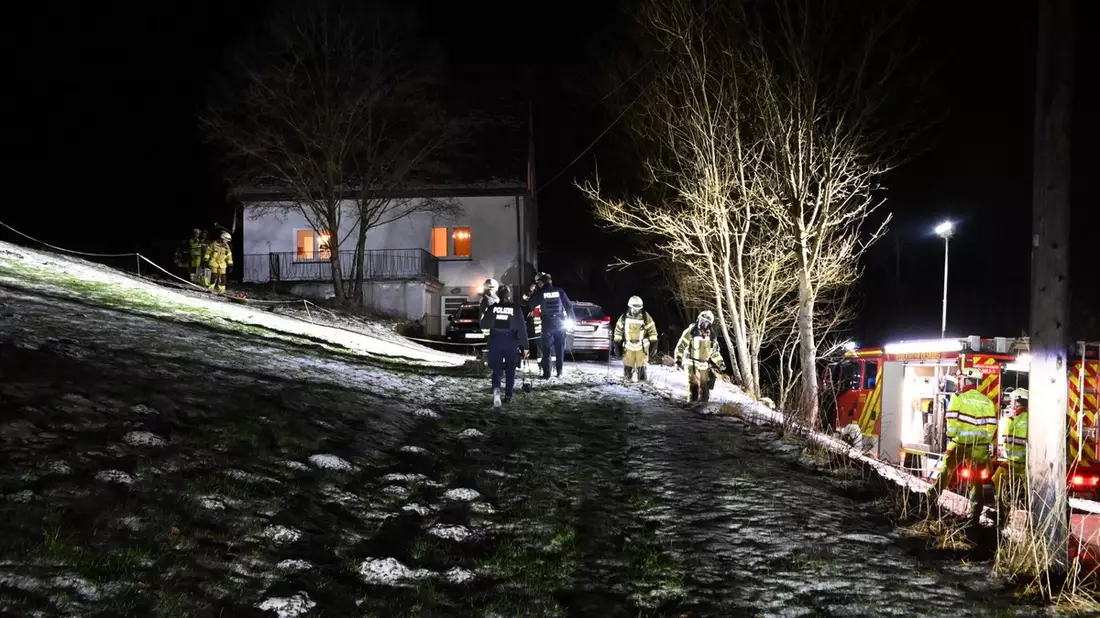 FF Olsberg: Verpuffung in Pelletofen sorgt für Großeinsatz in Olsberg - Bild: presseportal.de