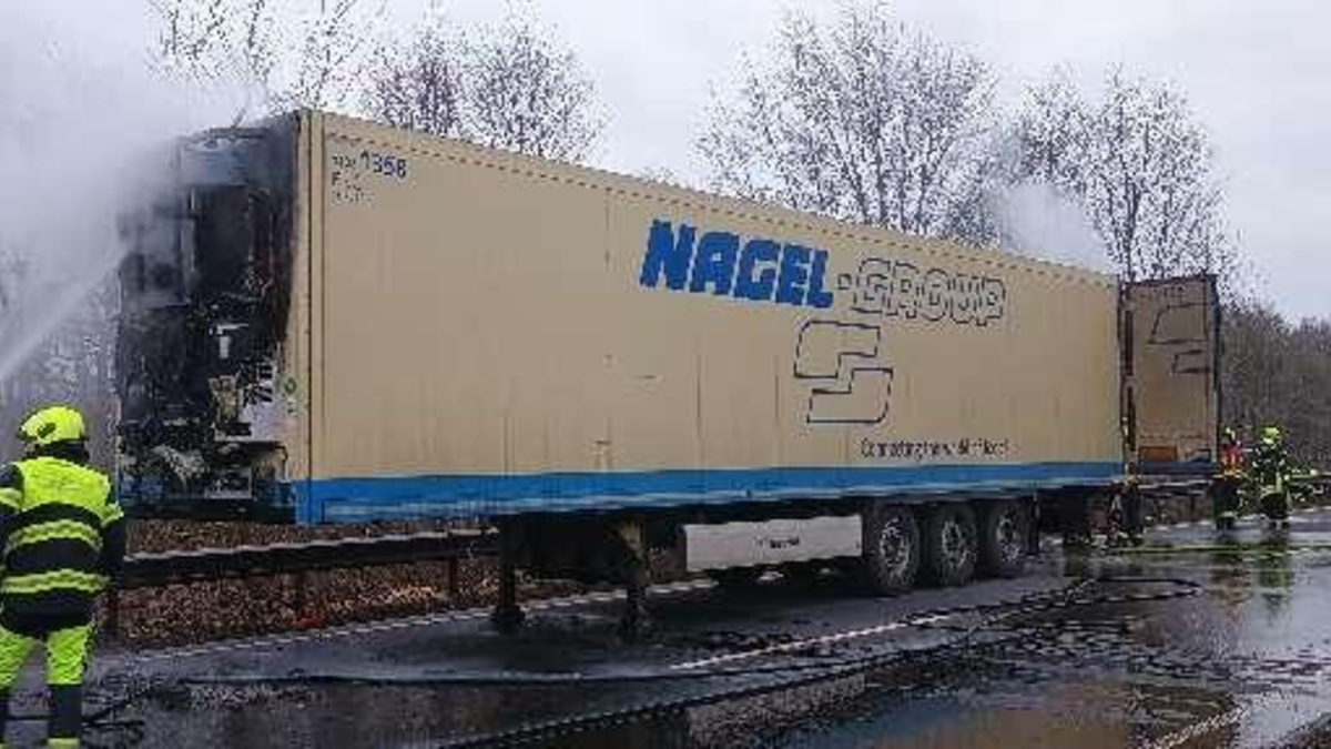 POL-OL: +++Pressemitteilung des Polizeikommissariates Bad Zwischenahn: Brand eines Sattelzuganhängers auf der B 401+++ - Foto: presseportal.de