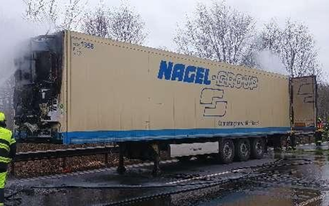 POL-OL: +++Pressemitteilung des Polizeikommissariates Bad Zwischenahn: Brand eines SattelzuganhÀngers auf der B 401+++ - Foto: presseportal.de POL-OL: +++Pressemitteilung des Polizeikommissariates Bad Zwischenahn: Brand eines SattelzuganhÀngers auf der B 401+++ - Foto: presseportal.de