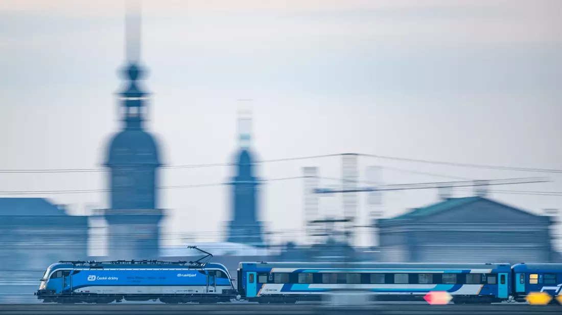 Der Eurocity passiert auf seinem Weg unter anderem Dresden. (Archivbild) - Bild: Robert Michael/dpa/dpa-tmn