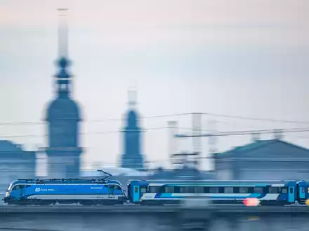 Der Eurocity passiert auf seinem Weg unter anderem Dresden. (Archivbild) - Foto: Robert Michael/dpa/dpa-tmn