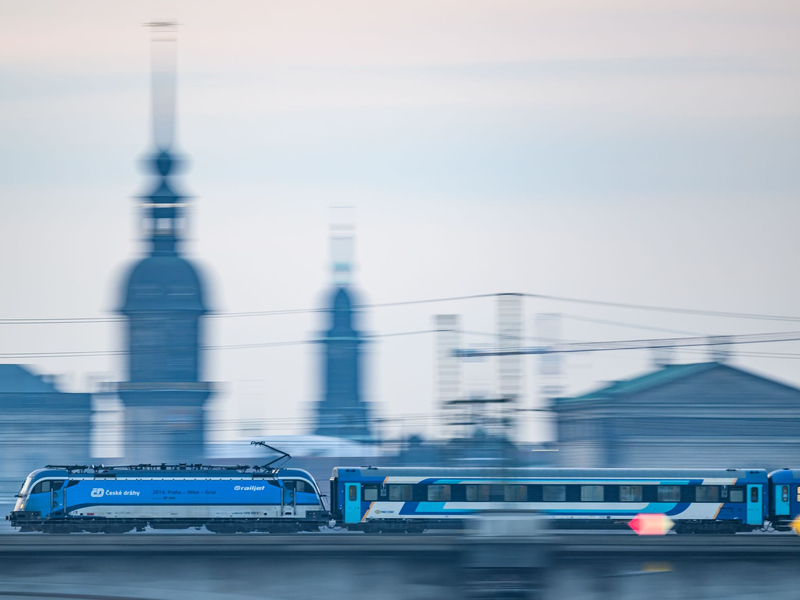 Der Eurocity passiert auf seinem Weg unter anderem Dresden. (Archivbild) - Foto: Robert Michael/dpa/dpa-tmn