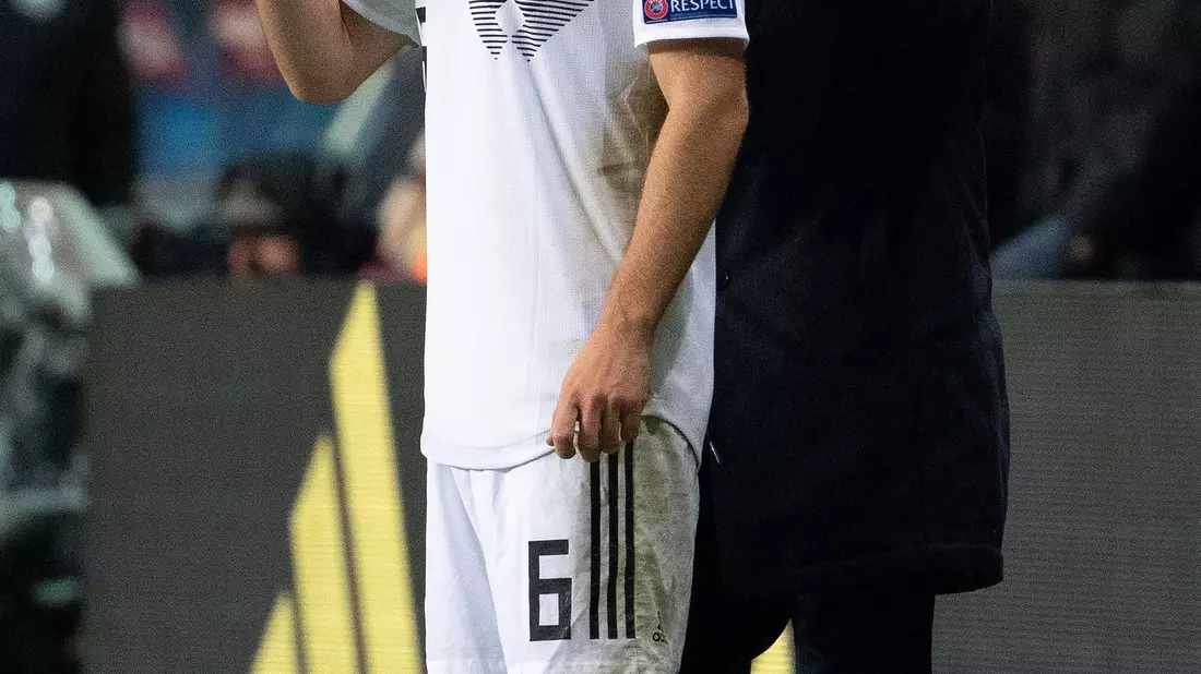 Joachim Löw (r) verwies darauf, wie wichtig eine Auslandserfahrung sein kann. - Bild: Federico Gambarini/dpa