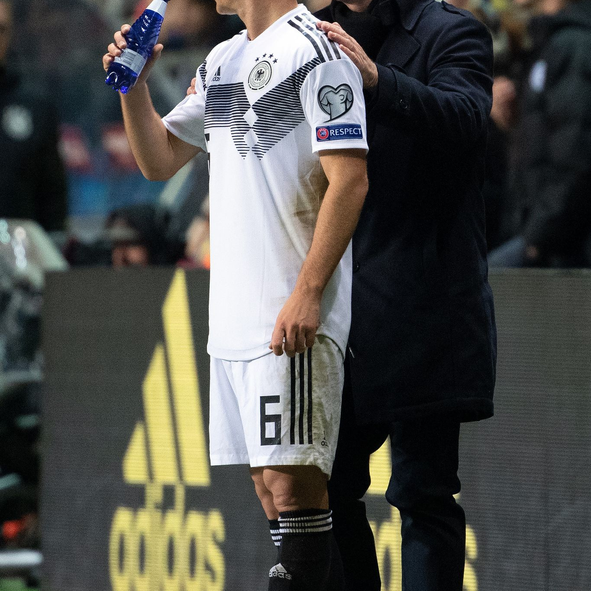 Joachim Löw (r) verwies darauf, wie wichtig eine Auslandserfahrung sein kann. - Foto: Federico Gambarini/dpa