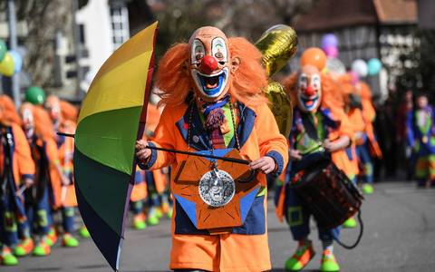 In vielen Städten und Dörfern in Deutschland laufen die Vorbereitungen auf Karnevalsumzüge. (Archivfoto) - Foto: Patrick Seeger/dpa
