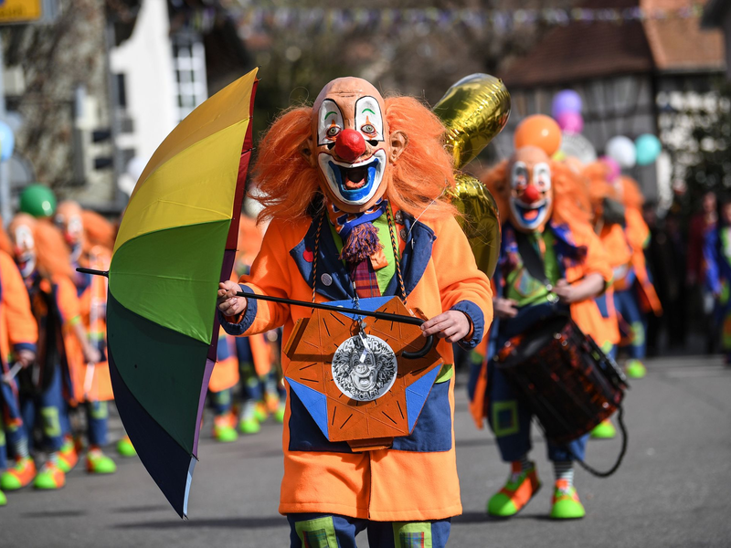 In vielen Städten und Dörfern in Deutschland laufen die Vorbereitungen auf Karnevalsumzüge. (Archivfoto) - Foto: Patrick Seeger/dpa