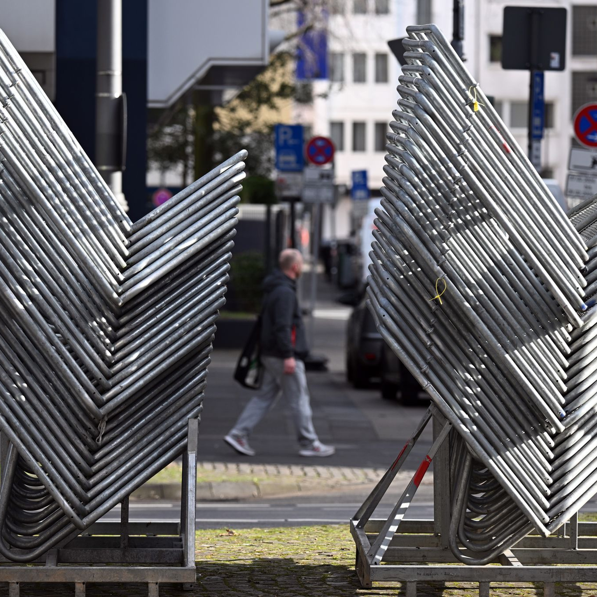 Das Thema Sicherheit bei Umzügen spielt bei den Veranstaltern eine wichtige Rolle. (Archivfoto) - Foto: Federico Gambarini/dpa