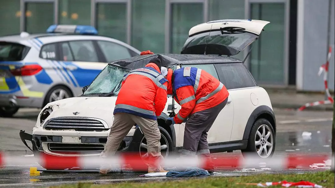 Auto fährt in München in Menschenmenge am 13.02.2025 - Bild: über dts Nachrichtenagentur