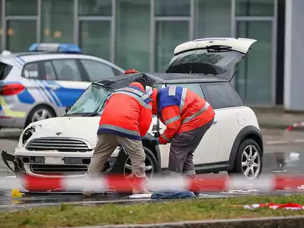 Auto fährt in München in Menschenmenge am 13.02.2025 - Foto: über dts Nachrichtenagentur