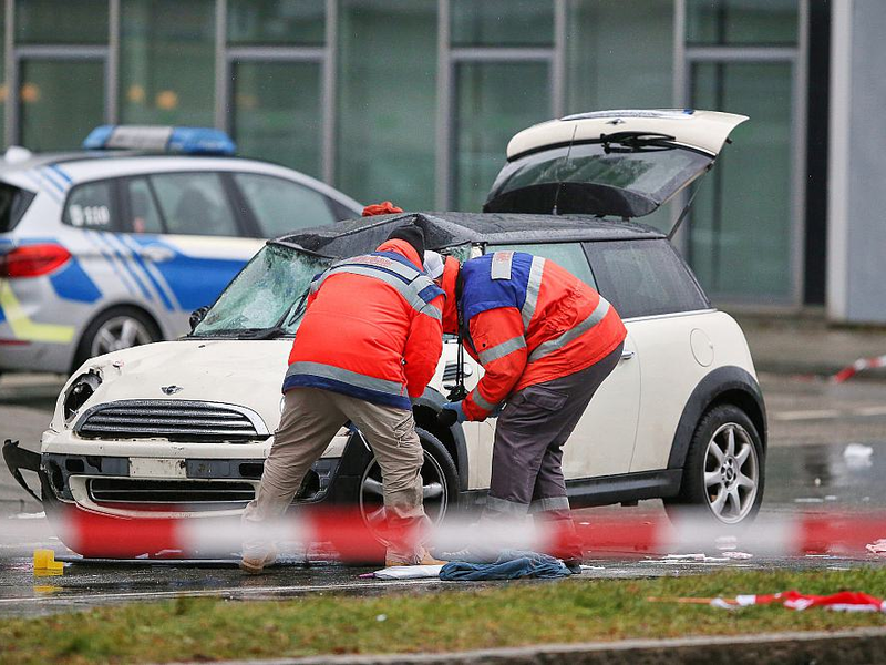 Auto fährt in München in Menschenmenge am 13.02.2025 - Foto: über dts Nachrichtenagentur