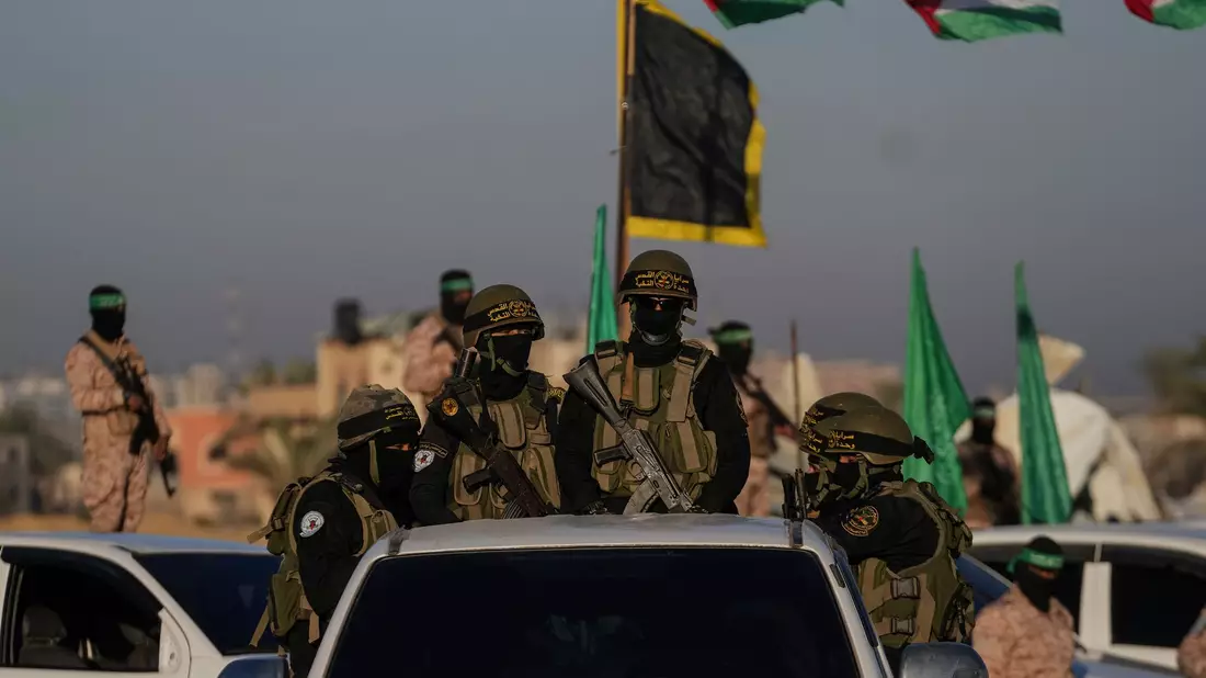 Israelische Geiseln vor der Übergabe an das Rote Kreuz.  - Bild: Abdel Kareem Hana/AP/dpa