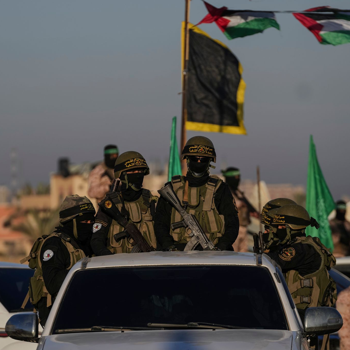 Islamisten übergaben die drei Männer in der Stadt Chan Junis im Süden des Gazastreifens an Vertreter des Roten Kreuzes. - Foto: Abdel Kareem Hana/AP/dpa