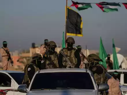 Islamisten übergaben die drei Männer in der Stadt Chan Junis im Süden des Gazastreifens an Vertreter des Roten Kreuzes. - Foto: Abdel Kareem Hana/AP/dpa