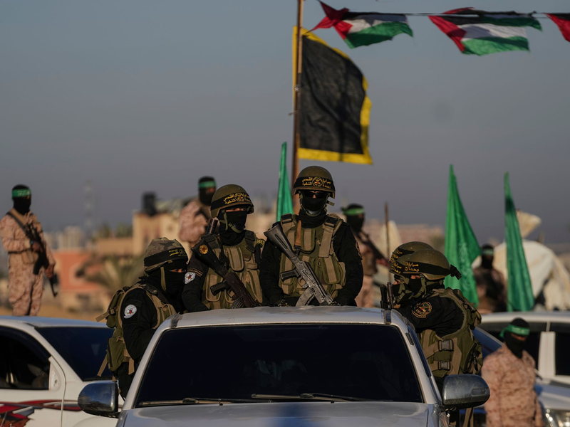 Islamisten übergaben die drei Männer in der Stadt Chan Junis im Süden des Gazastreifens an Vertreter des Roten Kreuzes. - Foto: Abdel Kareem Hana/AP/dpa