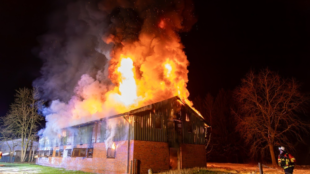 FW-SE: Feuer zerstört Scheune - Foto: presseportal.de