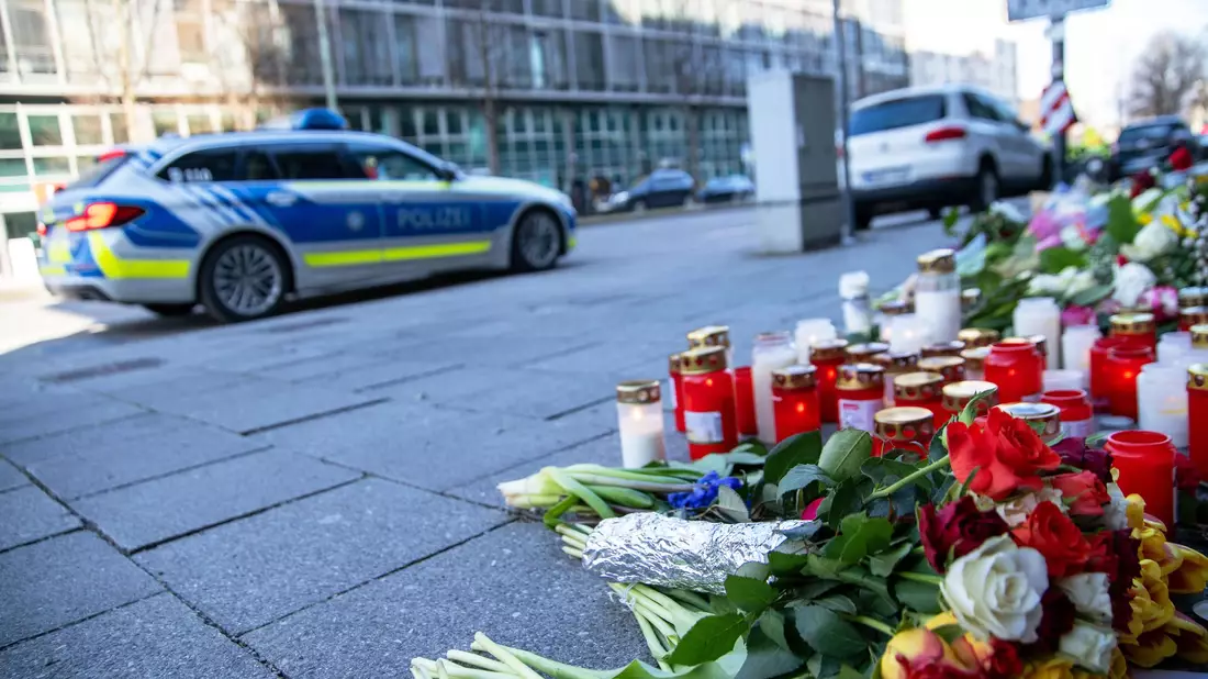 Kerzen und Blumen in der Nähe des Tatorts.  - Bild: Pia Bayer/dpa