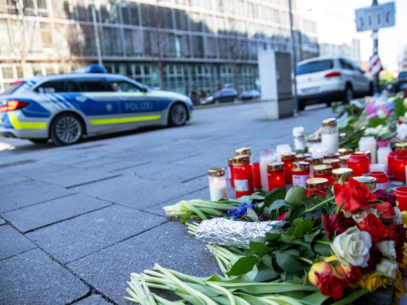 Kerzen und Blumen in der Nähe des Tatorts.  - Foto: Pia Bayer/dpa