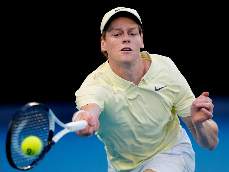 Jannik Sinner wird wegen eines Verstoßes gegen die Anti-Doping-Regeln drei Monate gesperrt. - Foto: Ng Han Guan/AP/dpa