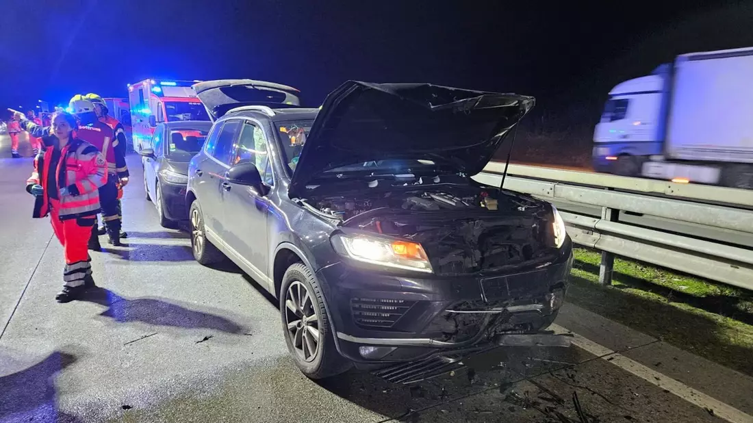 FW-ROW: Verkehrsunfall auf der Autobahn mit 9 Personen - Feuerwehr unterstützt bei Großaufgebot an Rettungsmitteln - Bild: presseportal.de