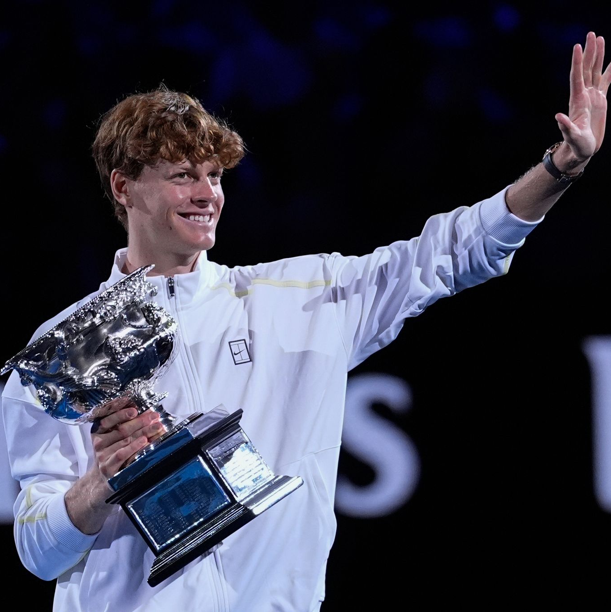 Seinen Sieg bei den Australian Open gegen Alexander Zverev darf Jannik Sinner behalten. - Foto: Asanka Brendon Ratnayake/AP/dpa