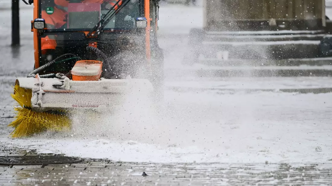 Gebetsweise fällt immer wieder Schnee. - Bild: Sebastian Christoph Gollnow/dpa