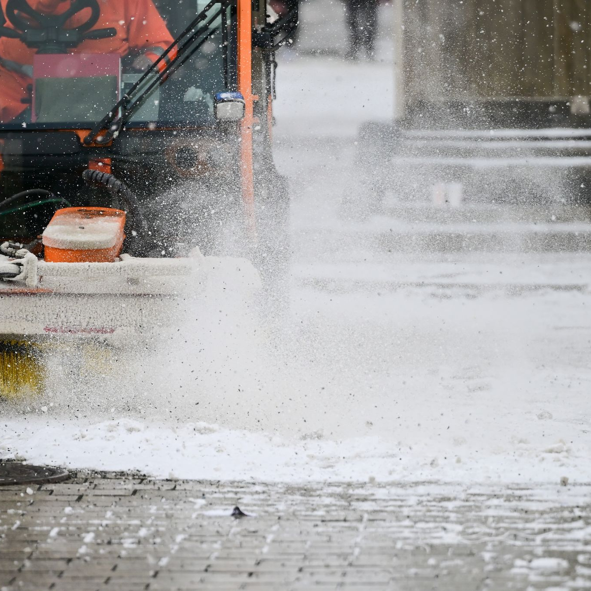 Gebetsweise fällt immer wieder Schnee. - Foto: Sebastian Christoph Gollnow/dpa